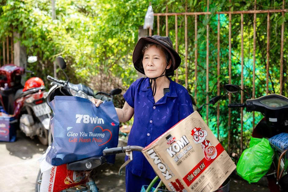 78win hành trình gieo hy vọng - Những phần quà nhỏ, những ước mơ lớn
